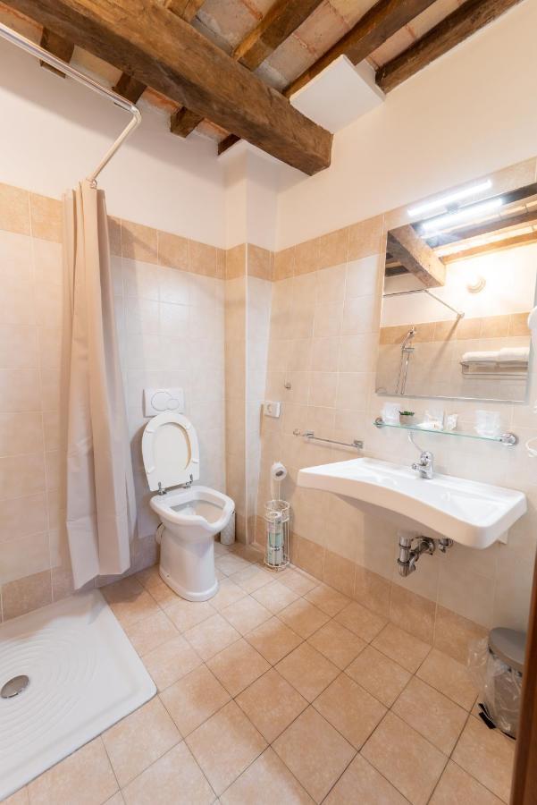 Albergo La Loggia Di San Martino Gualdo Tadino Luaran gambar